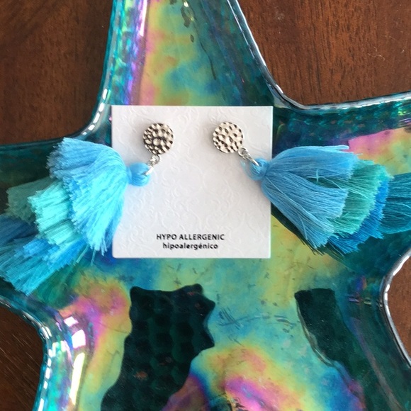 🌴NWT  Shades of Blue Tassel Lightweight Earrings - Picture 3 of 4